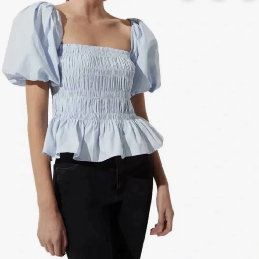 ASTR‎ The Label Light Blue Smocked Puff Sleeve Top peplum blouse Sz M